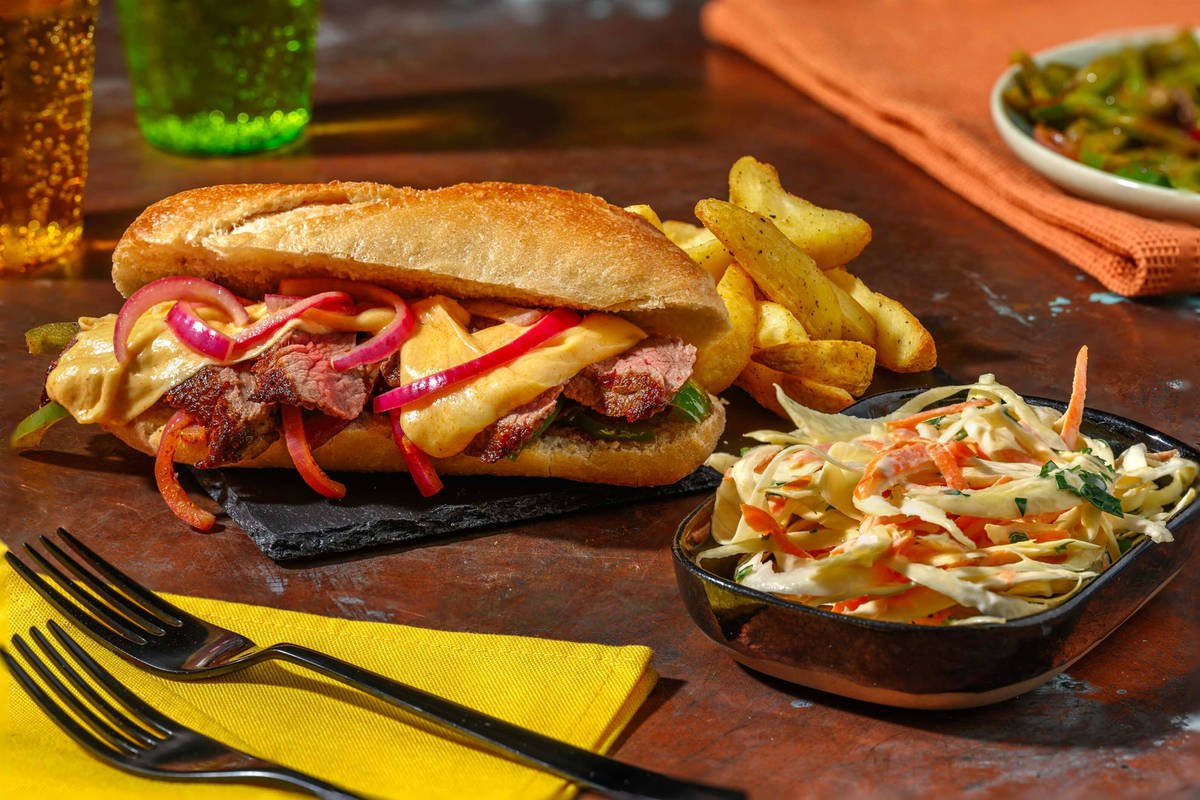 Sandwich philly cheesesteak et sauce au fromage maison
