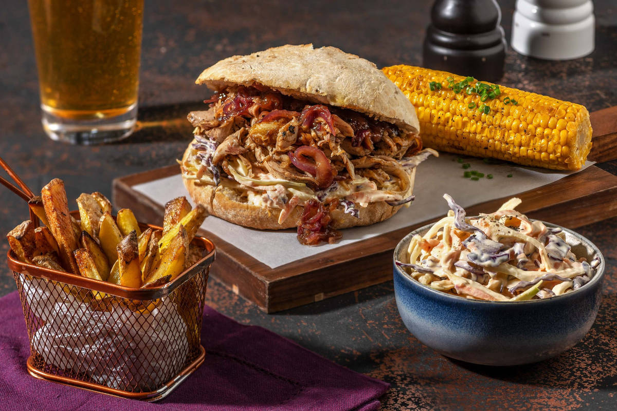 Pulled chicken met coleslaw en maiskolf