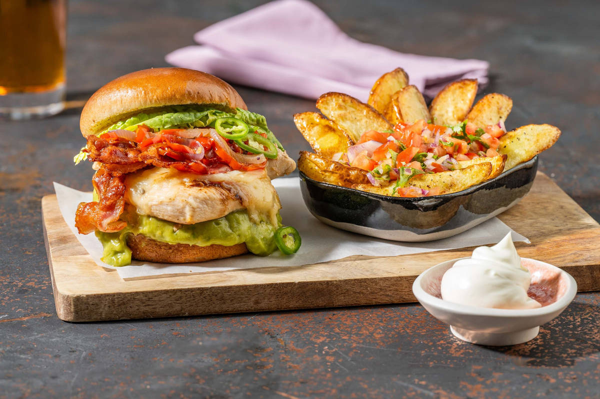 Mexicaanse kipburger met ontbijtspek, cheddar en avocadodip
