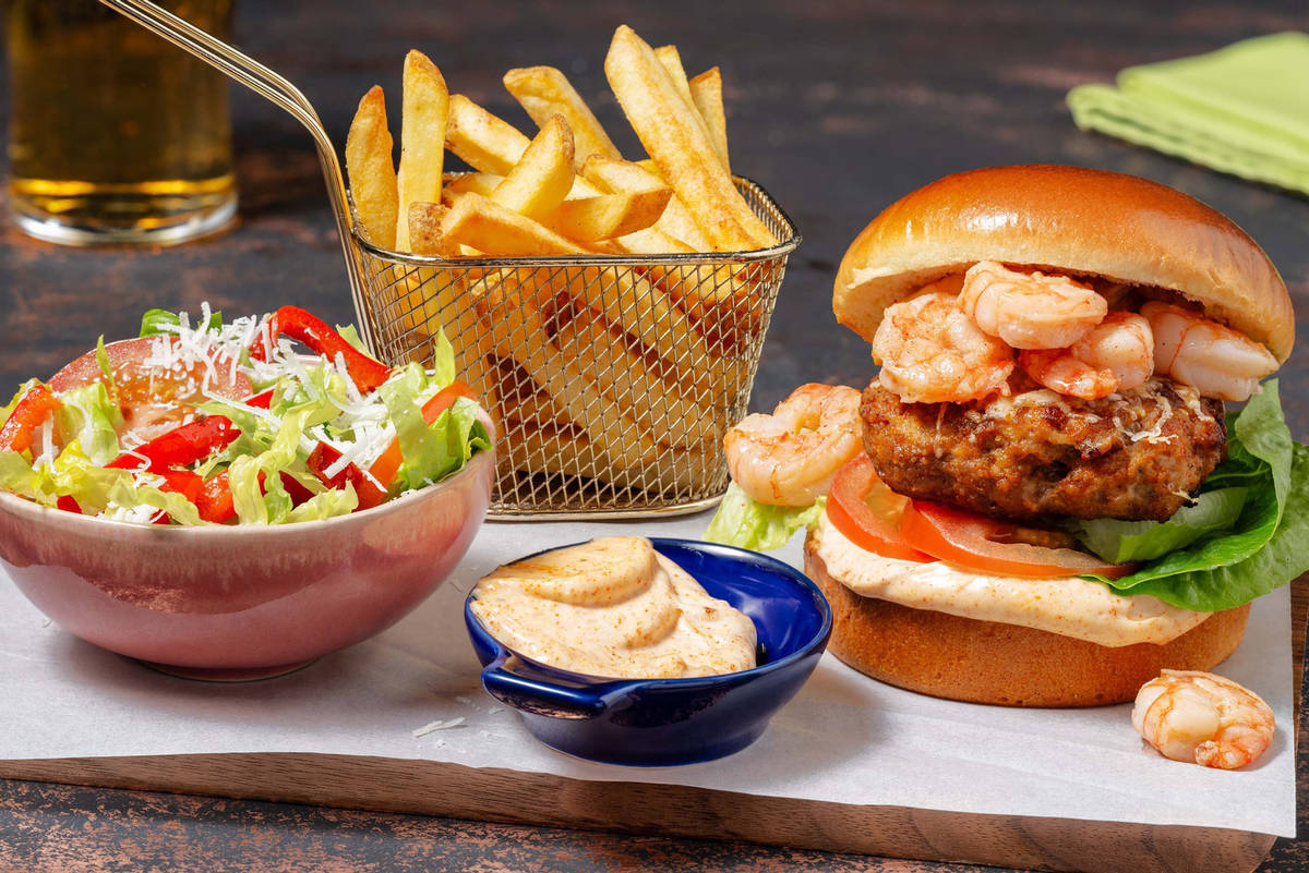 Surf & turf: piri-piriburger met knoflookgarnalen
