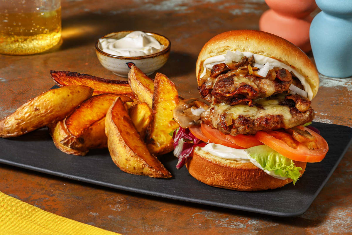 Double smash-burger au fromage sur pain brioché