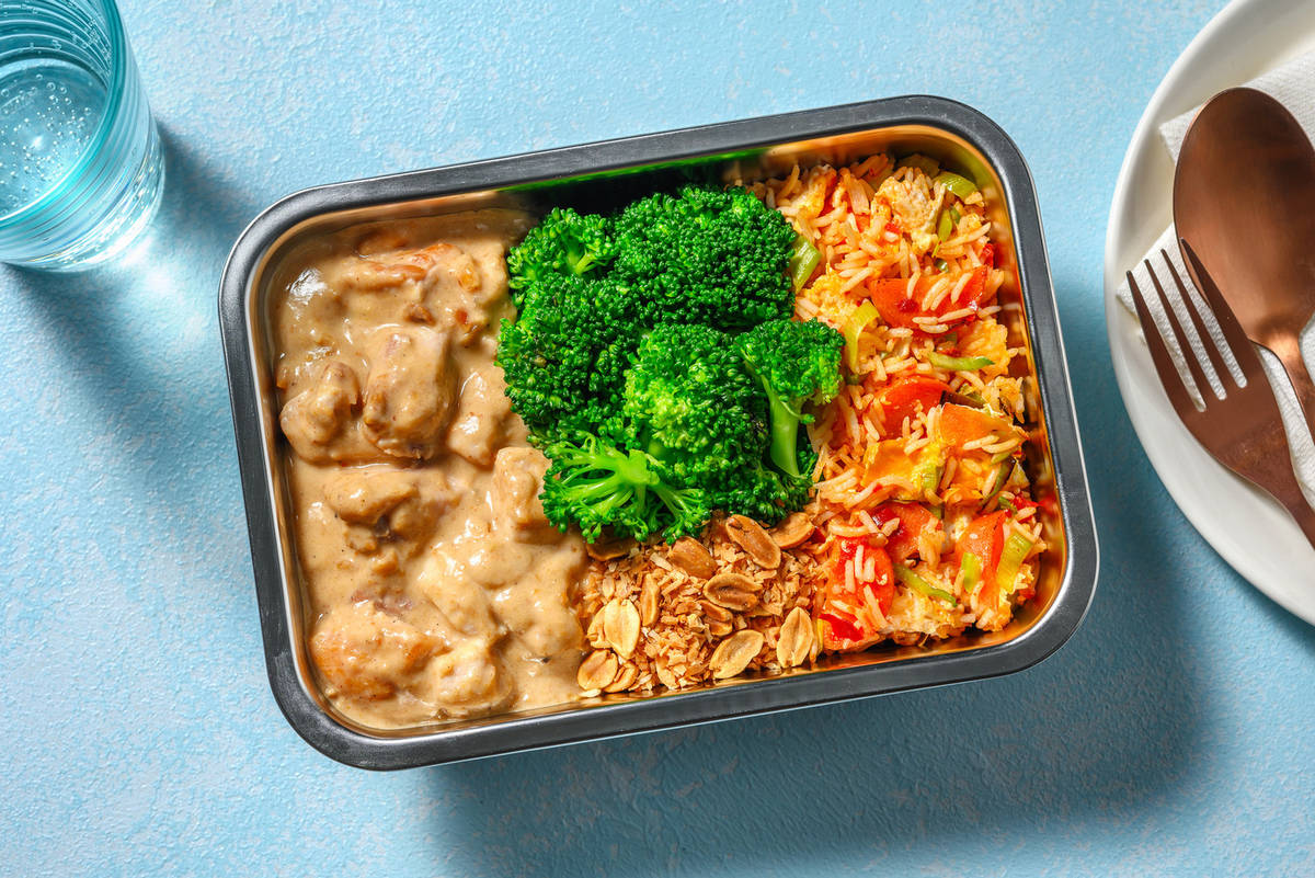 Satay de poulet et nasi goreng