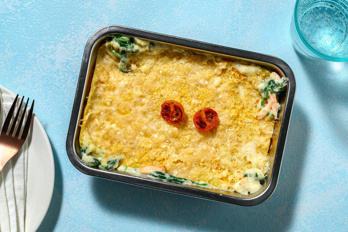 Romige lasagne met gerookte zalm, spinazie en tomaat
