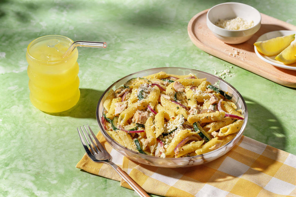 Penne d’Estate mit Lachsfilet, dazu eine Limo