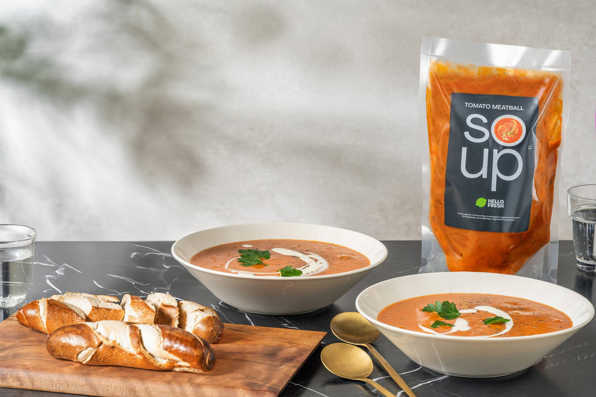Tomatensuppe mit Fleischbällchen und Laugenstangen