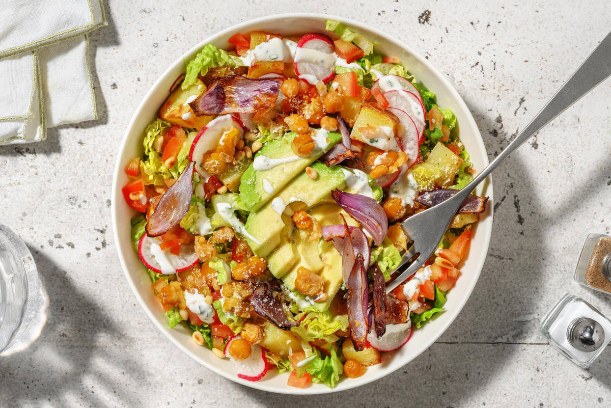 Salladsbowl på krispiga krossade kikärtor