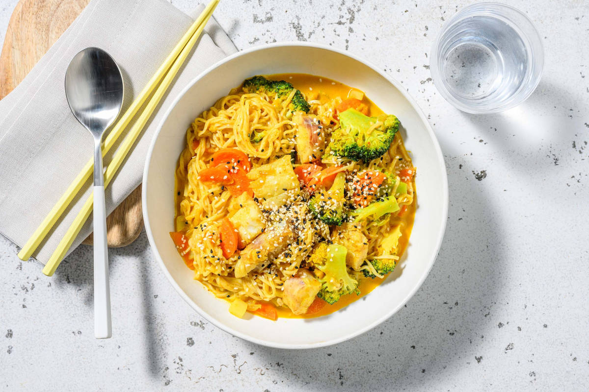 Gele viscurry met volkoren noedels