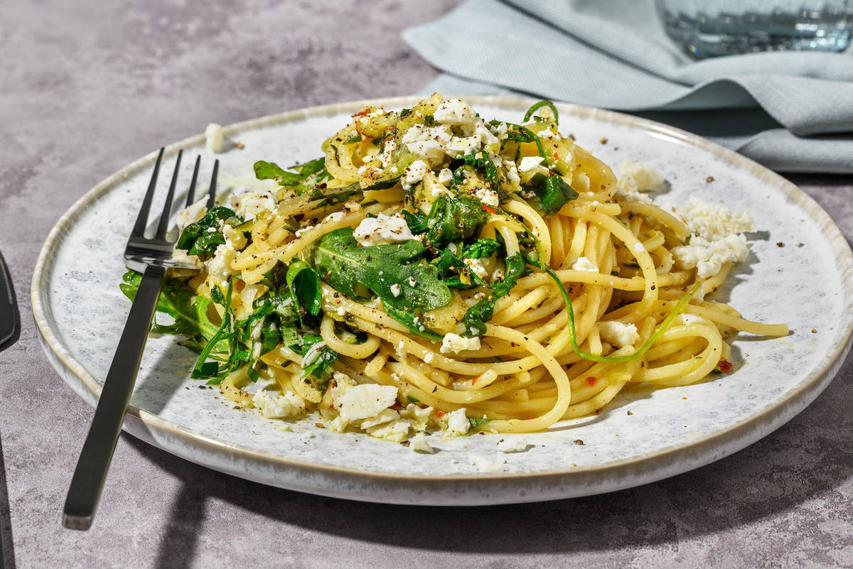 Italiensk pesto- og gedeost-spaghetti med ekstra laks