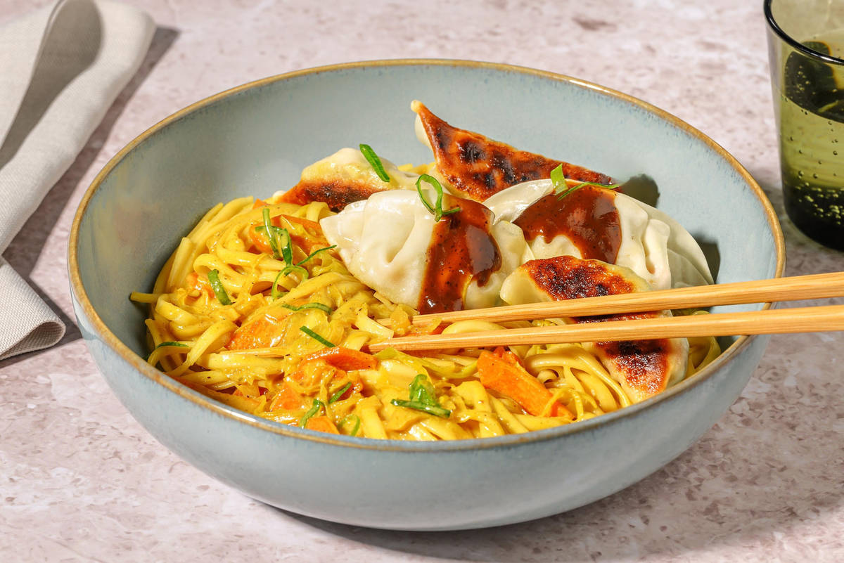 Stekt gyoza och currynudlar