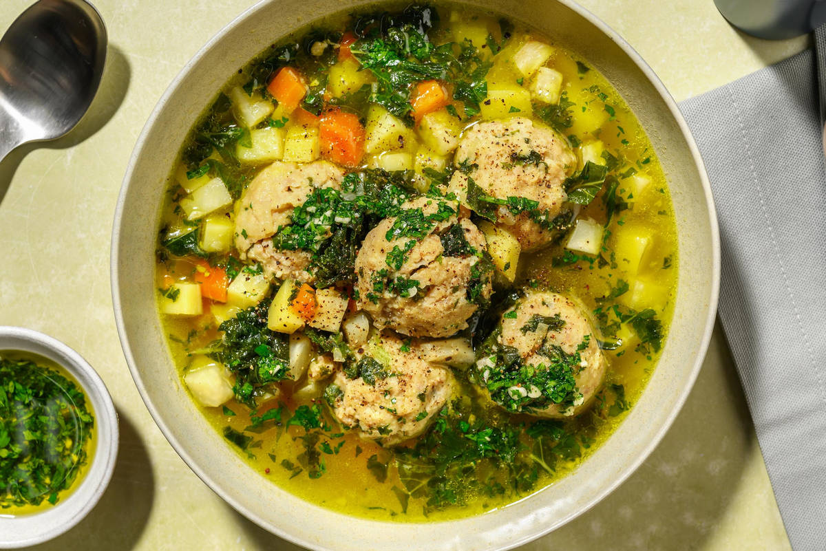 Rustik soppa på köttbullar och rotfrukter