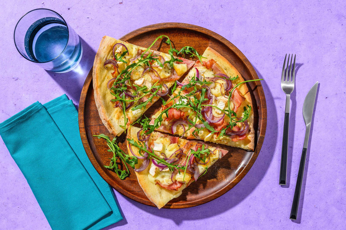 Pizza bianca alla pancetta e brie fondente