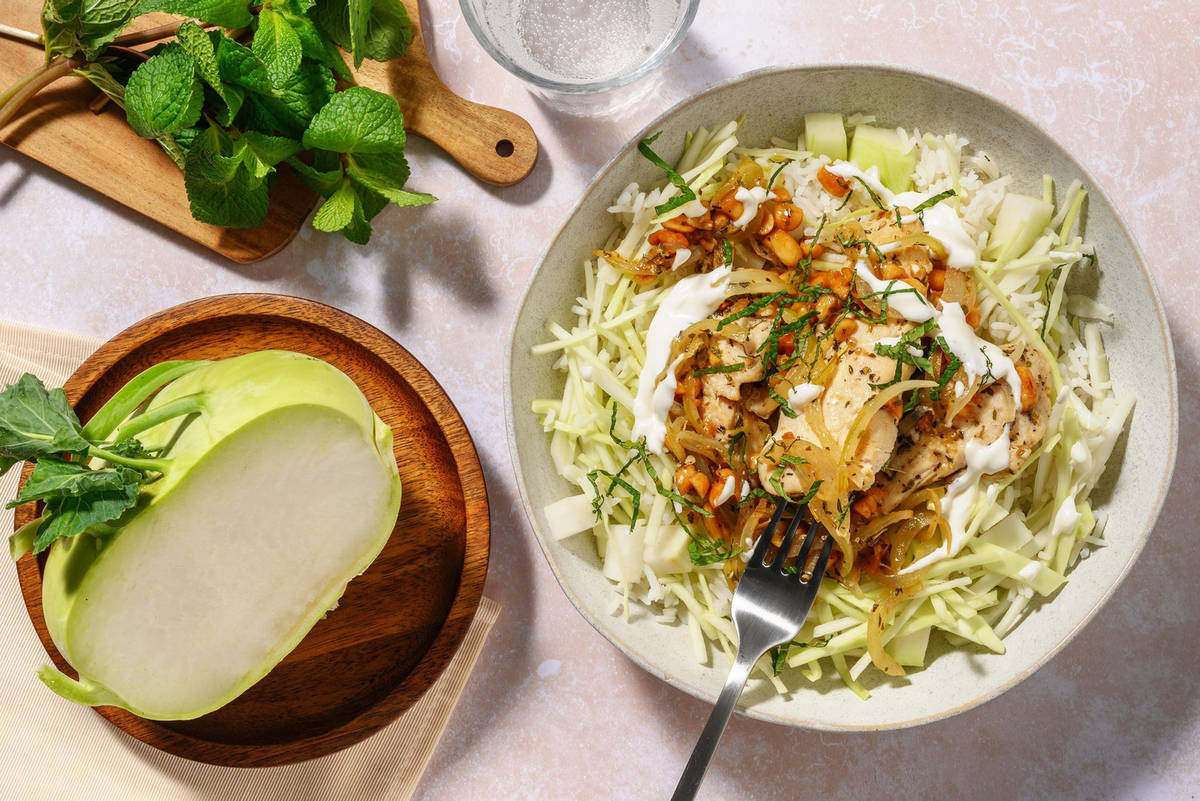 Jordnötsmarinerad kyckling och krispig sallad