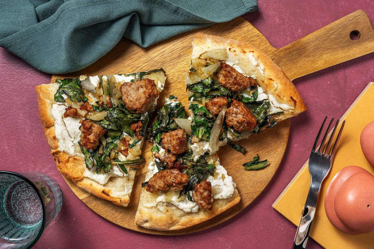 Pizza bianca golosa alla salsiccia e ricotta