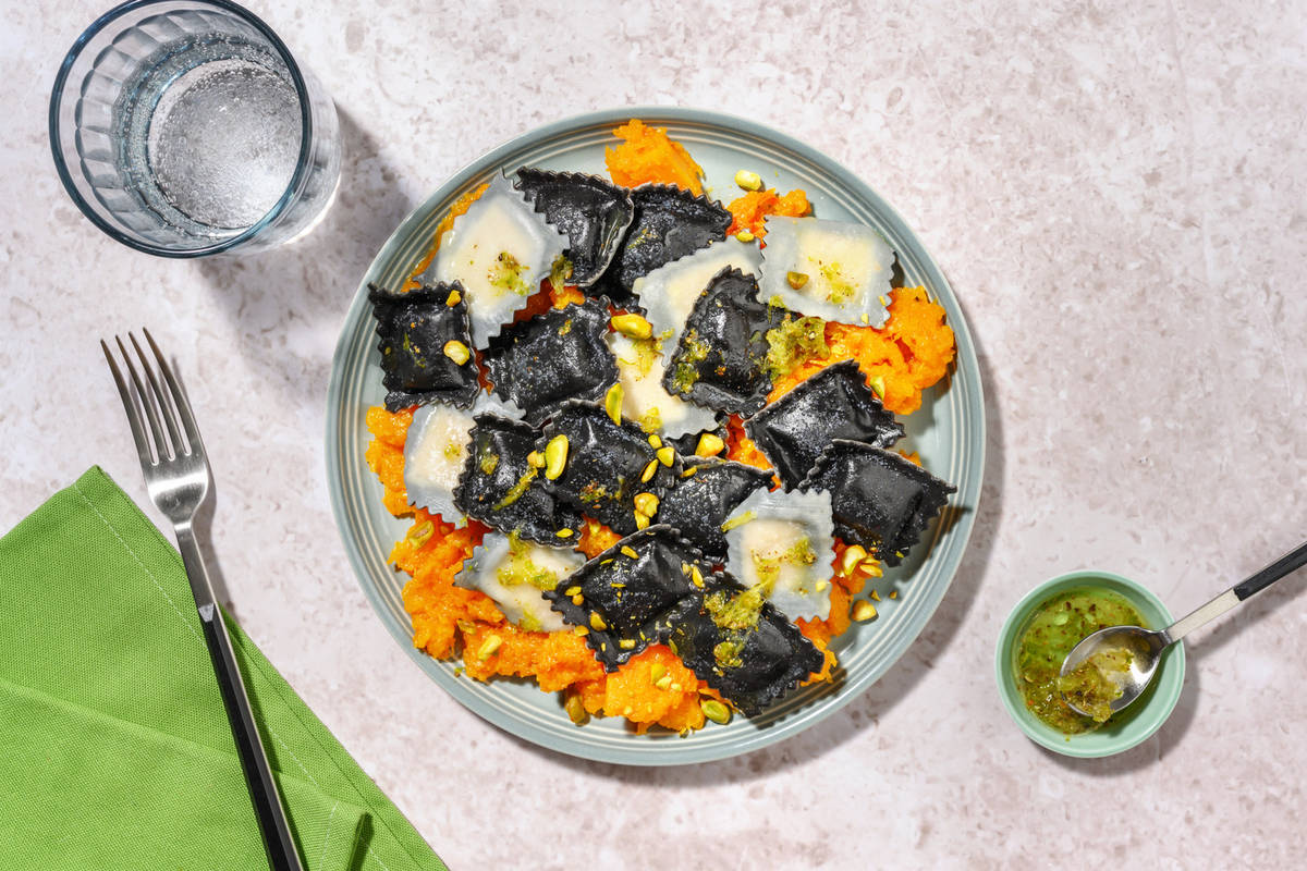 Ravioli '2 colori' di ricotta e nasello su crema di zucca