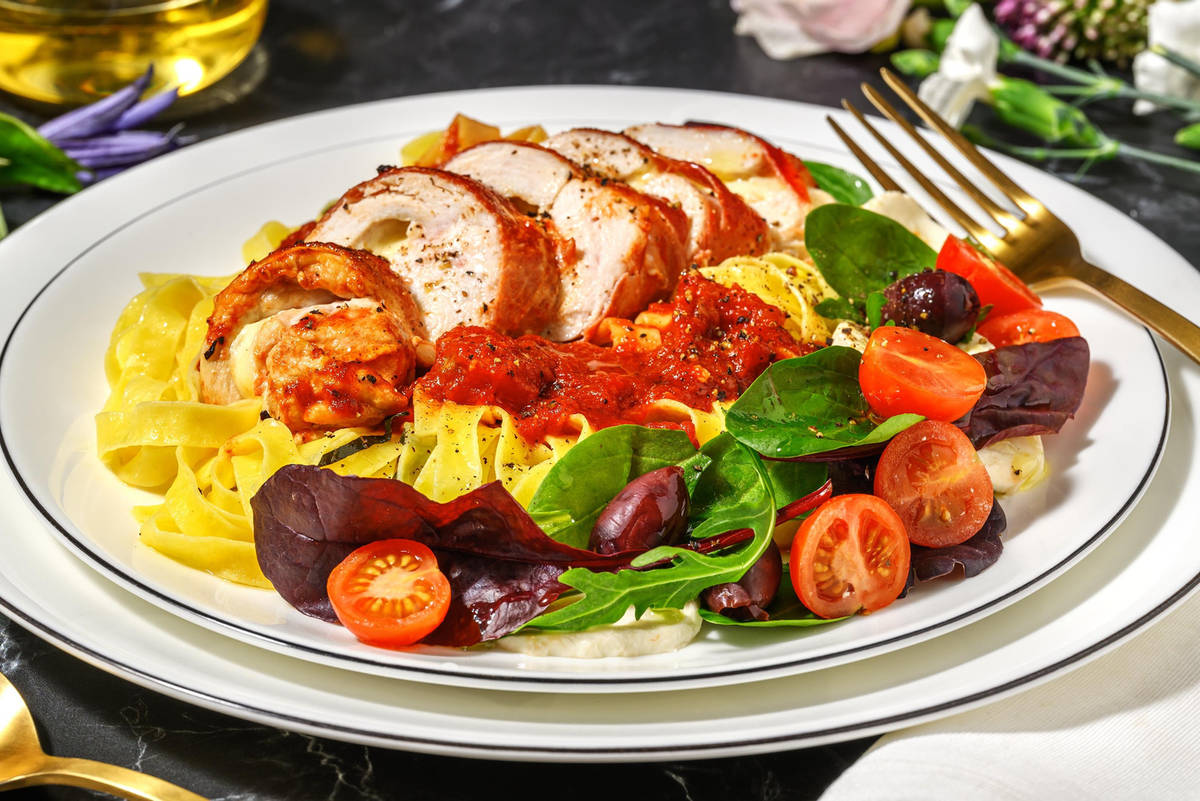 Prosciutto-mozzarella chicken and tomato sauce