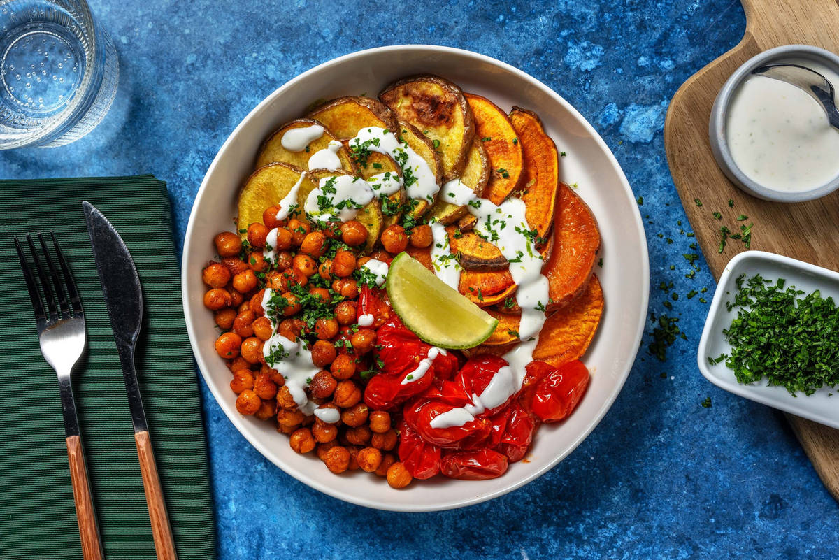 Bowl di patate dolci, ceci e yogurt greco