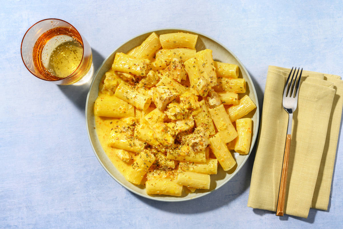 Clave naranja: rigatonis con extra de pollo y salsa de zanahoria