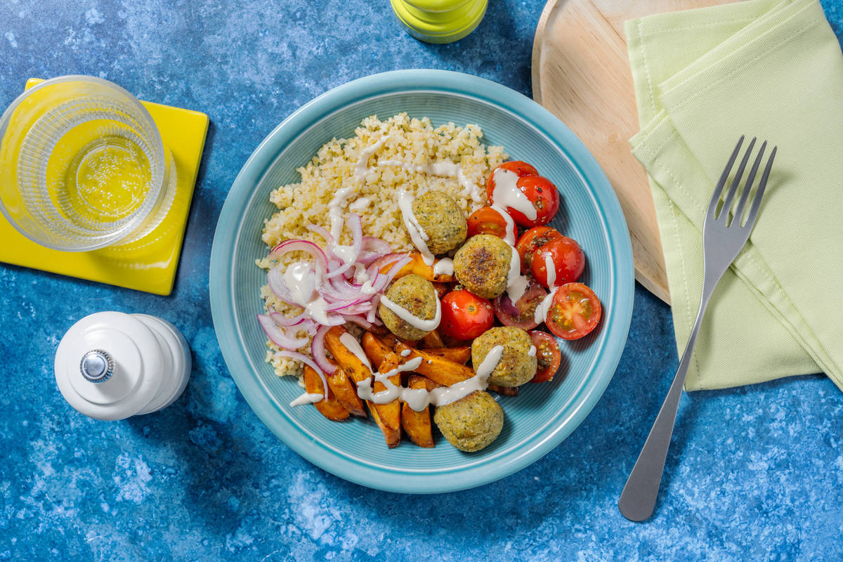 Bol de cuscús y falafel con zanahoria asada