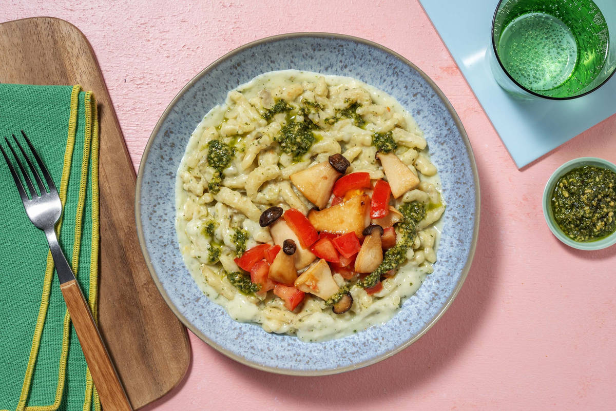 Vegane italienische Spätzlepfanne mit Basilikum