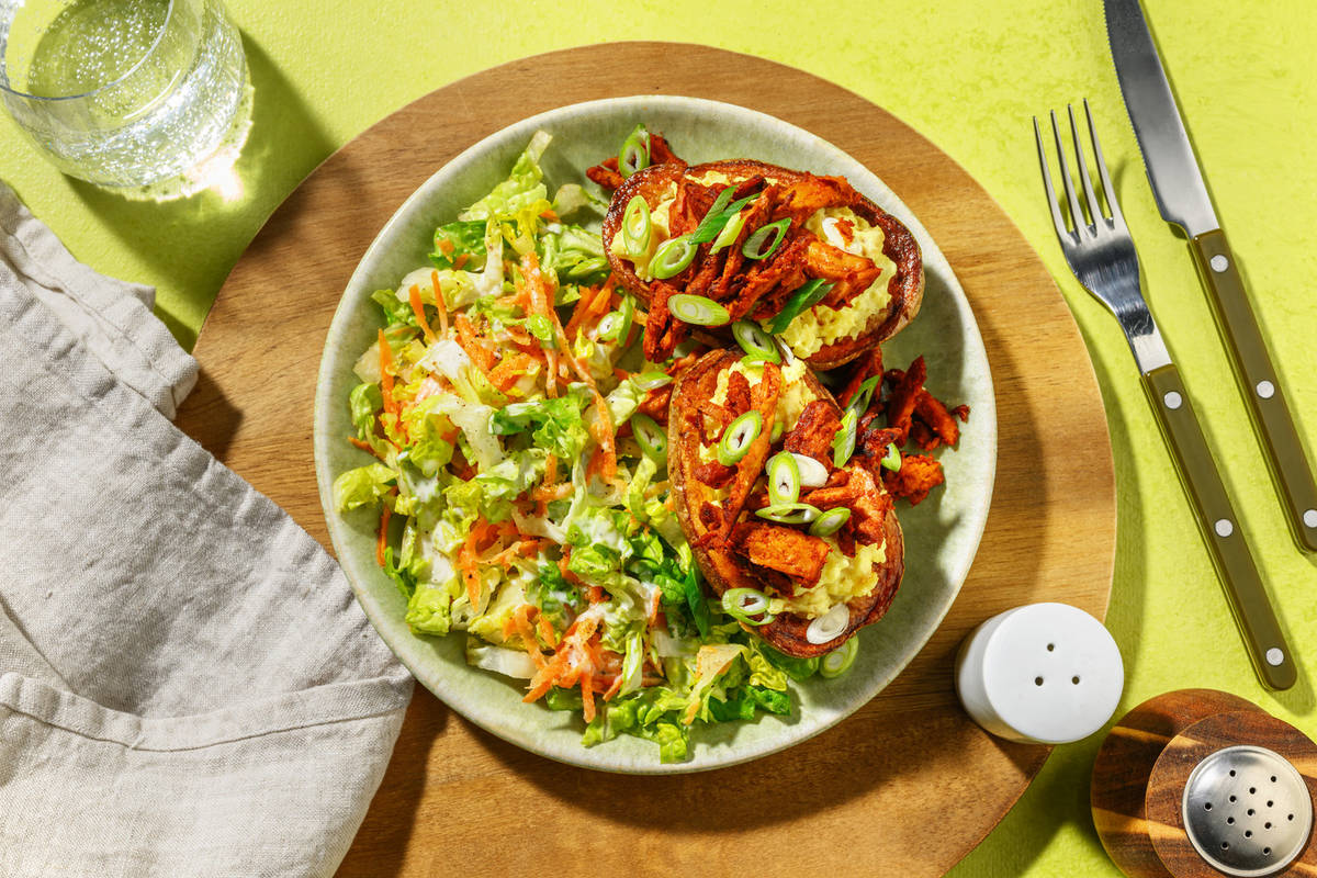 Veganes Pulled in BBQ-Marinade auf Ofenkartoffel