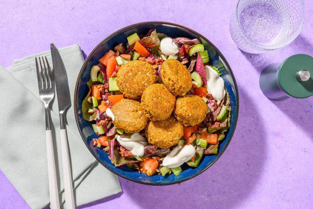 Falafel dorati e crema di yogurt al cumino