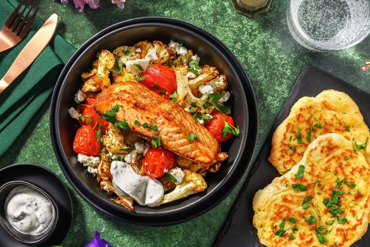 Saumon géant rôti avec chou-fleur et tomates