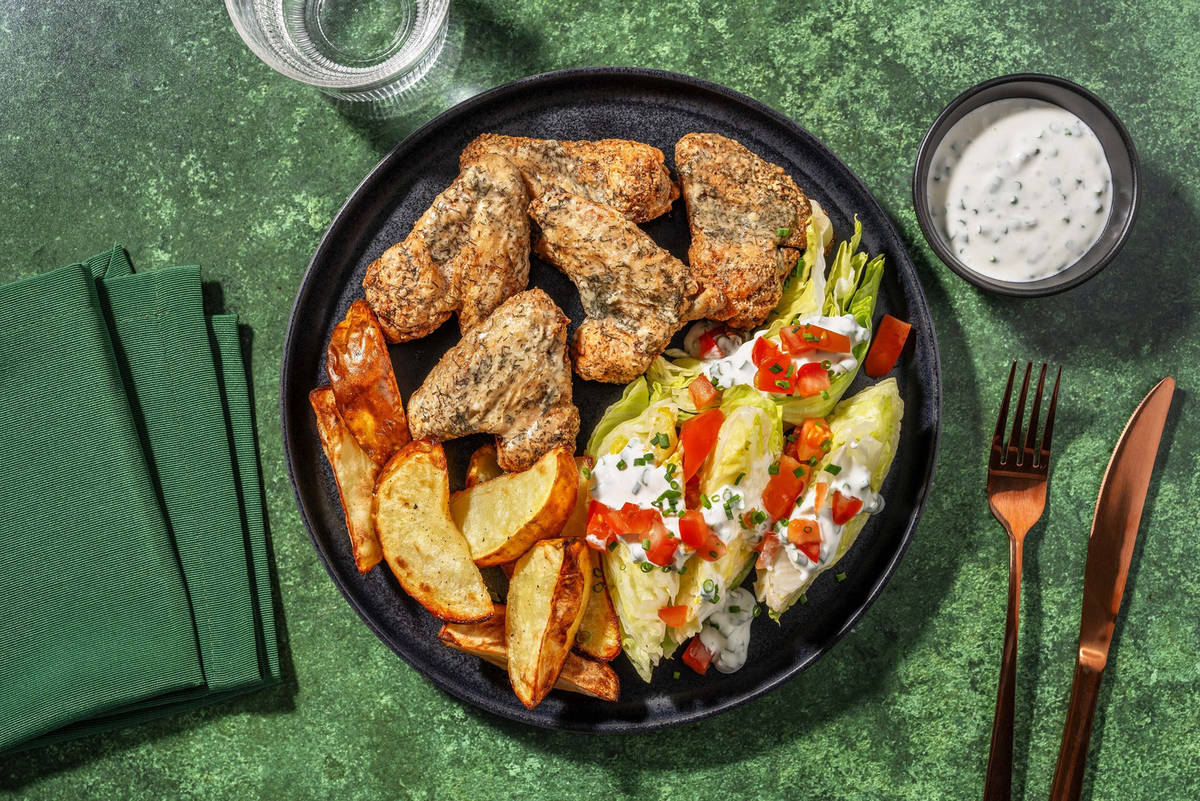 Ailes de poulet frites dorées et salade ranch en quartiers