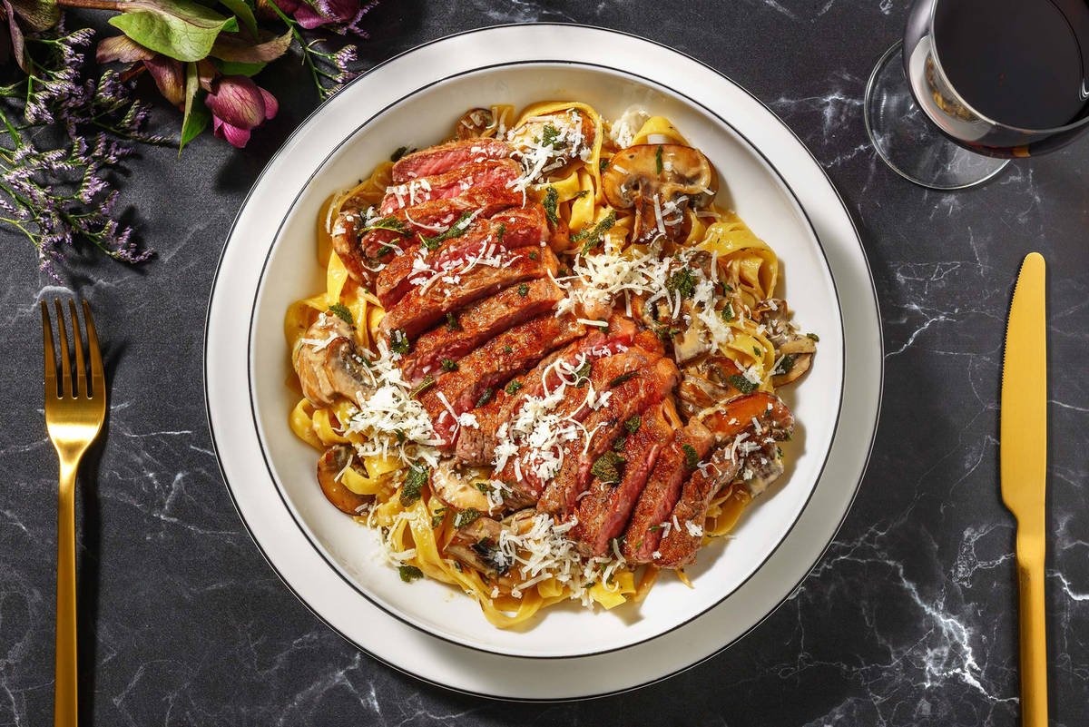Feines Rindshuftsteak auf cremiger Jägersauce
