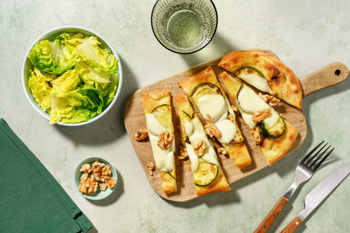 Pinsa fragrante alla mozzarella e zucchine