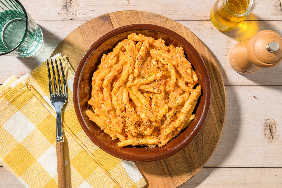 Strozzapreti al pesto rosso e salsiccia