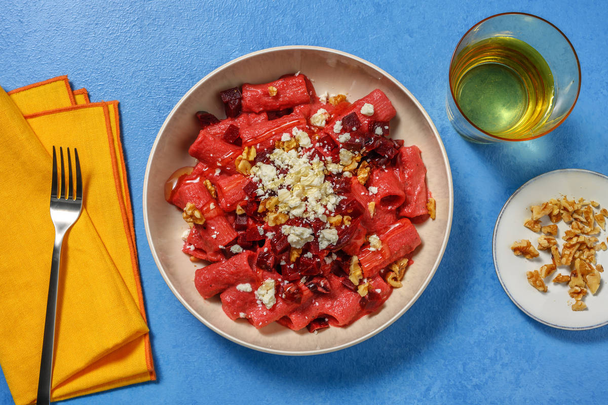 Rigatoni con salsa casera de remolacha