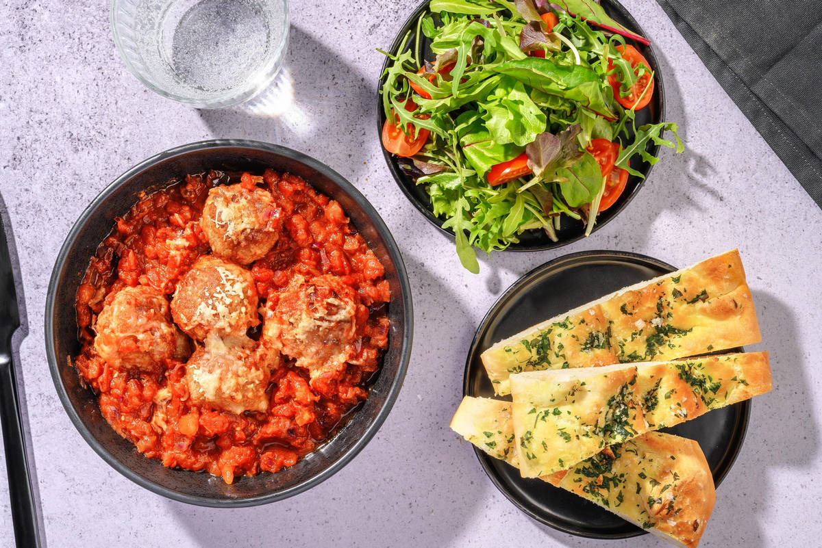 Gratinerte kjøttboller i tomatsaus