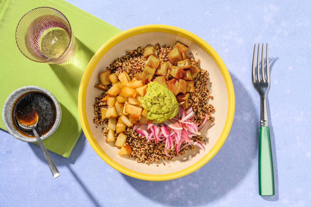 Bol exprés de tofu ahumado con pera y aguacate