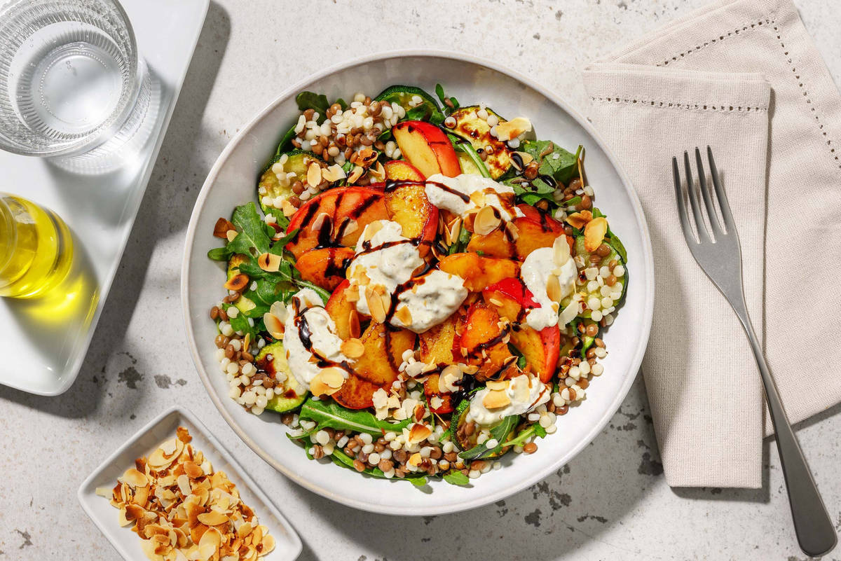 Salade de couscous perlé à la pêche et sauce crémeuse à la feta