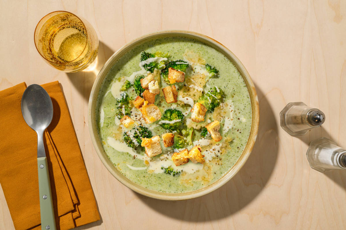 Crema verde de brócoli con crujiente de pecorino