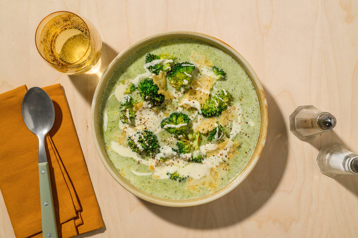 Crema verde de brócoli con crujiente de pecorino