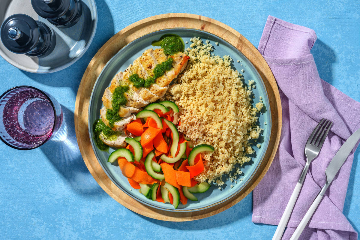 Bol de pollo y pesto casero de cilantro