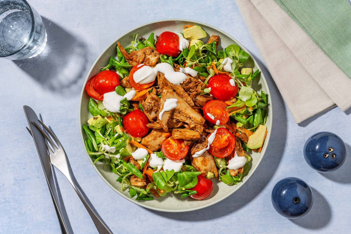 Insalata di pollo BBQ e salsa yogurt