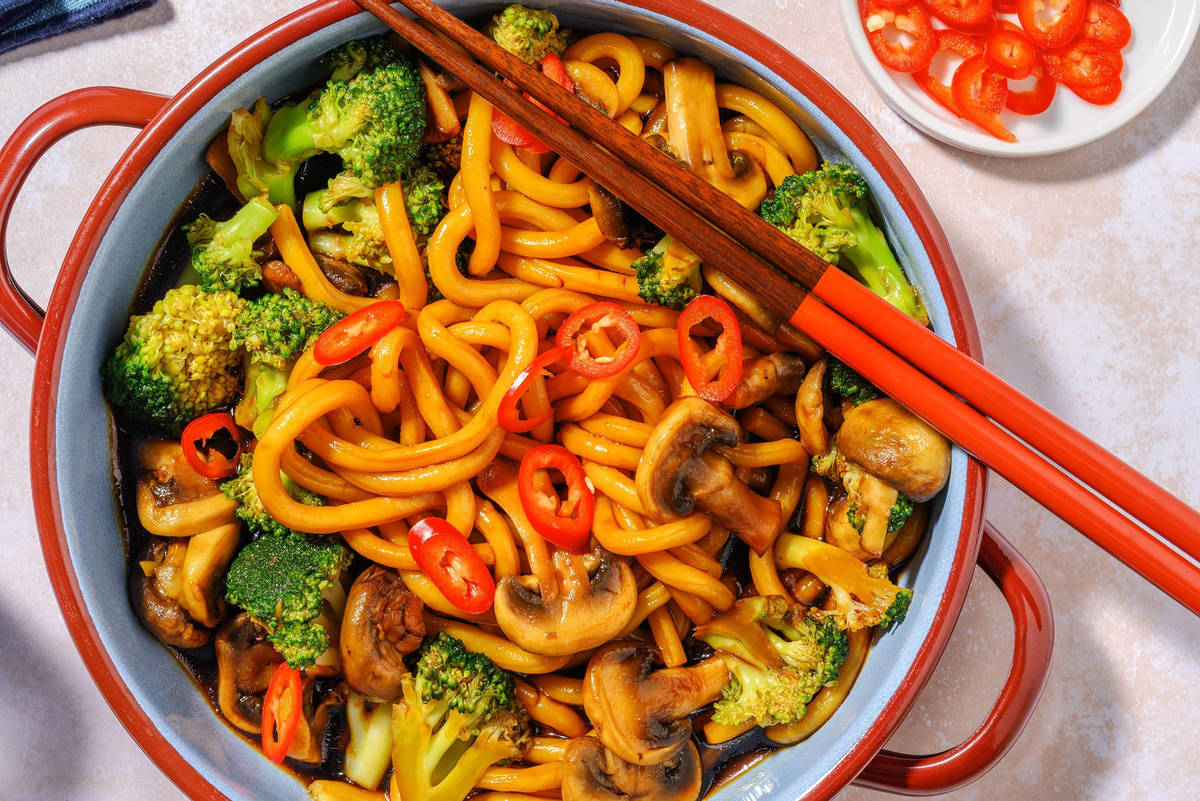 Noodles ai broccoli, champignon e mazzancolle