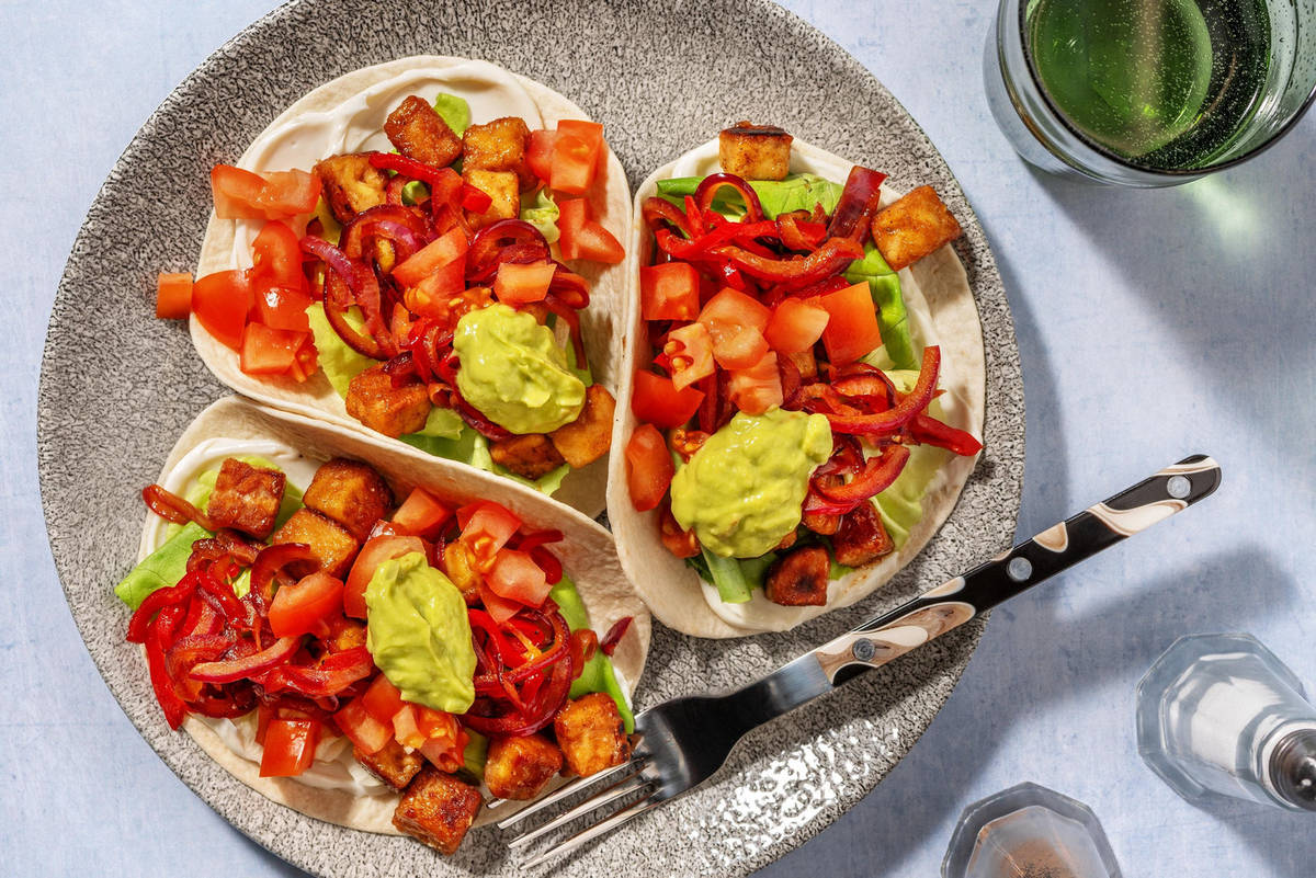 Tacos fusion au tempeh laqué garnis de dip d'avocat et sauce à l'ail