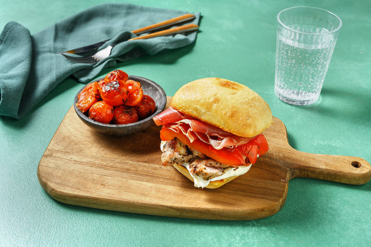 Bocadillo de lomo, jamón serrano y pimiento frito