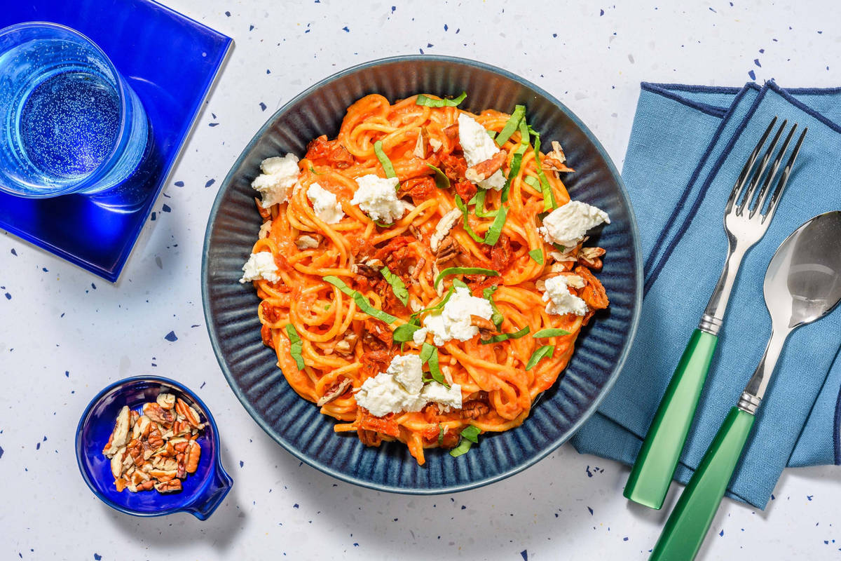 Lättlagad ricottatoppad soltorkad tomatpasta