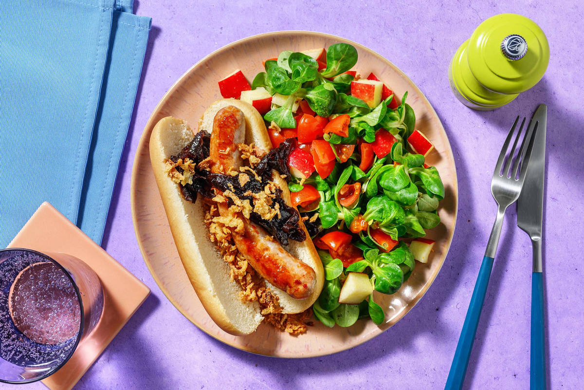 Hotdog met drie soorten ui en appelsalade