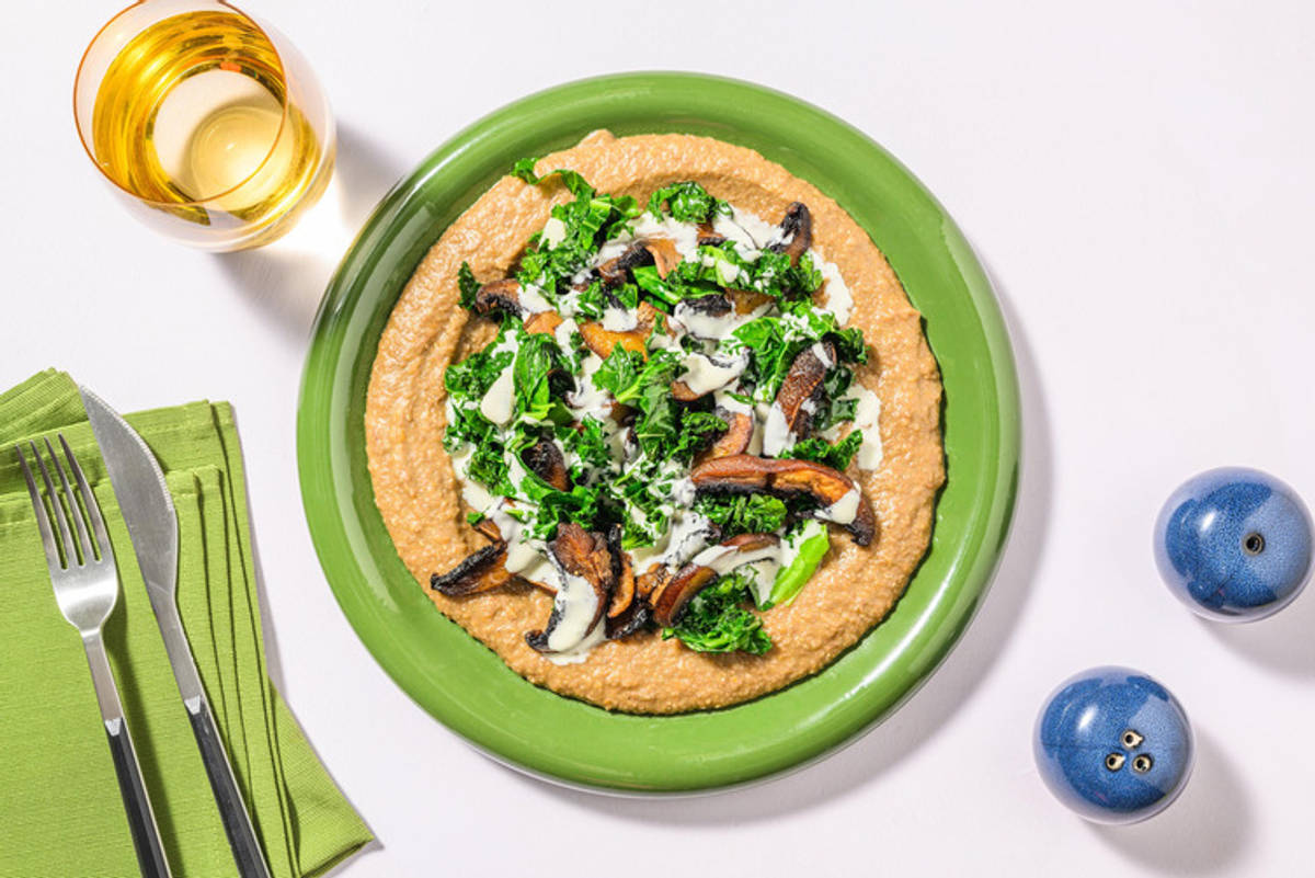 Funghi Portobello arrosto e salsiccia su purè di lenticchie