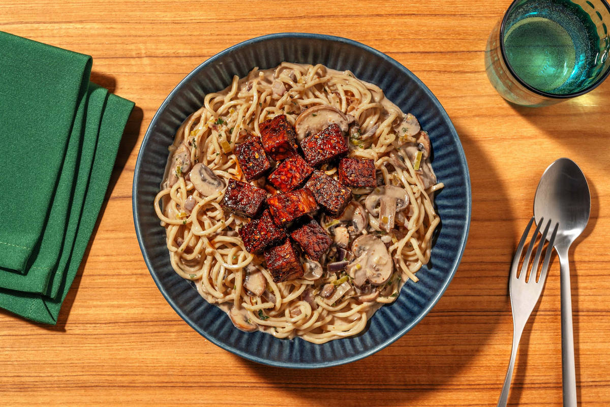 Romige noedels met sticky tempeh