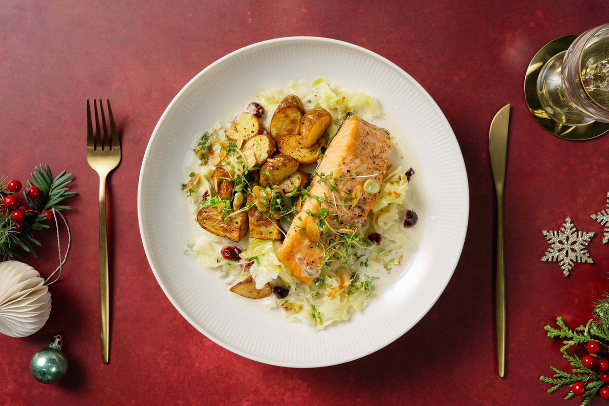 Norwegisches Lachsfilet mit Kräuter-Mandel-Salat,