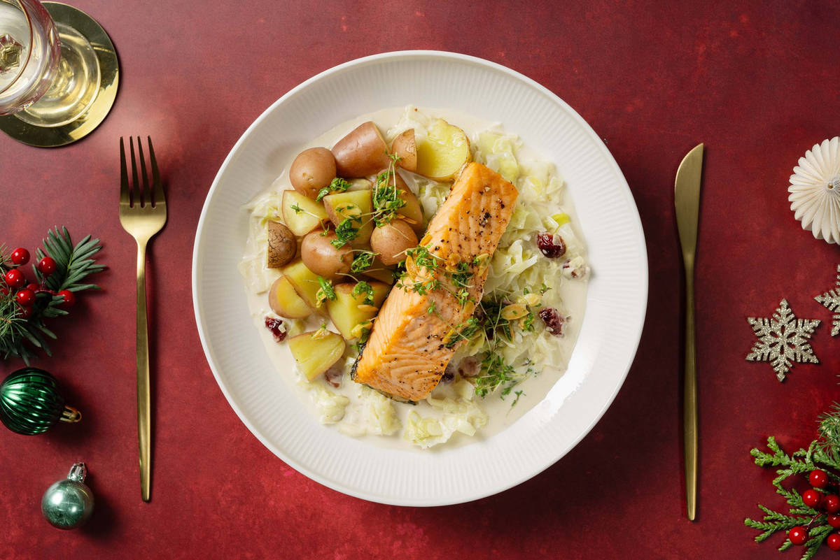 Norwegisches Lachsfilet mit Kräuter-Mandel-Salat,