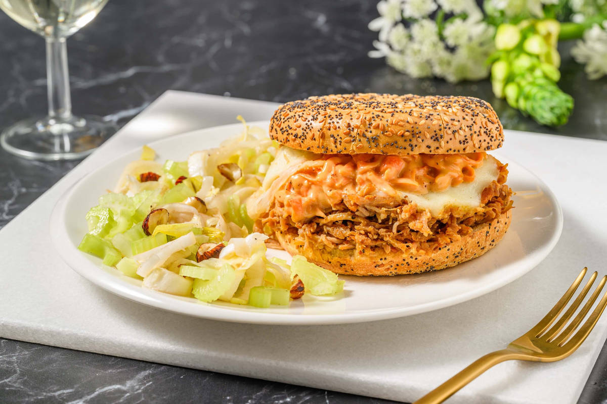 Bagel ricco al pulled chicken e formaggio affumicato