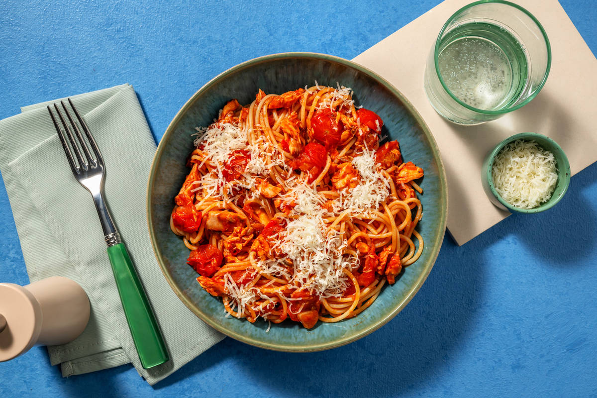 Espaguetis a la amatriciana con picada de salmón