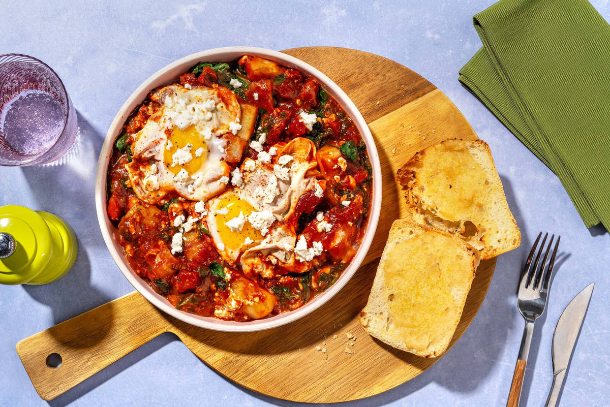 Shakshuka met patatjes en knoflookbrood